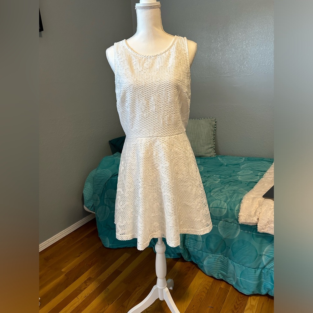 Bebe White Knee Length Dress in Women’s Size 8 Med.